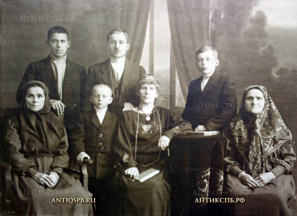 19121. Фотография "Семейный портрет". Первая половина ХХ века. 